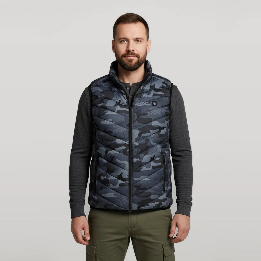Homme portant le gilet chauffant camouflage