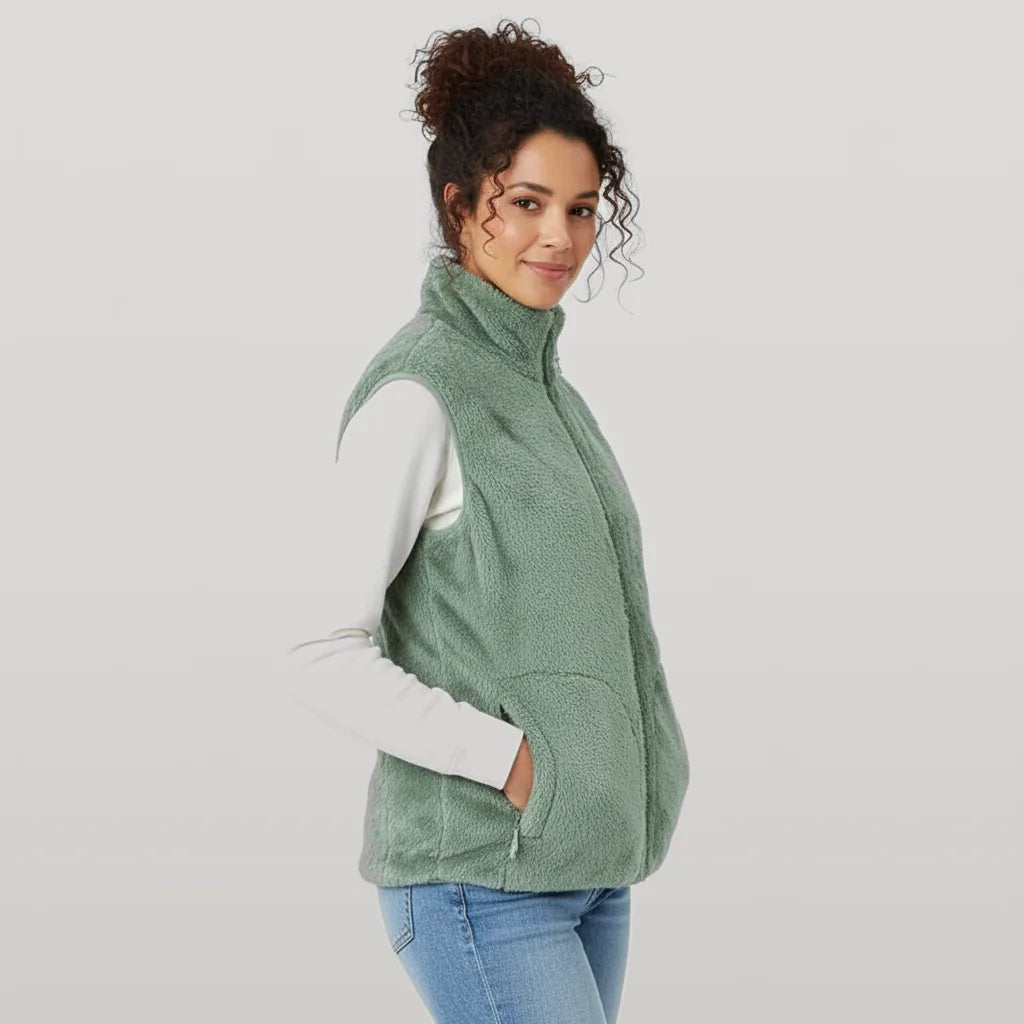 Femme portant le gilet chauffant peluche vert