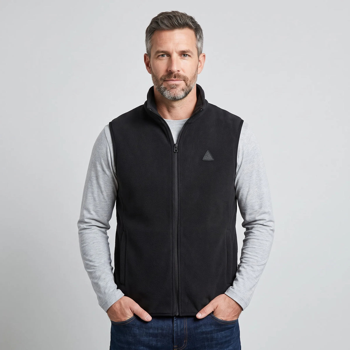 Gilet chauffant polaire noir porté de face