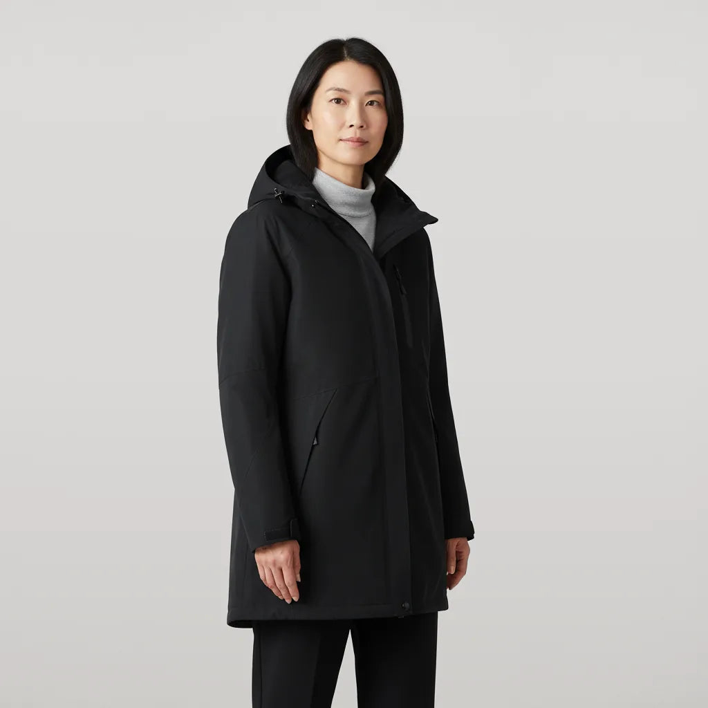 Femme portant le manteau chauffant noir