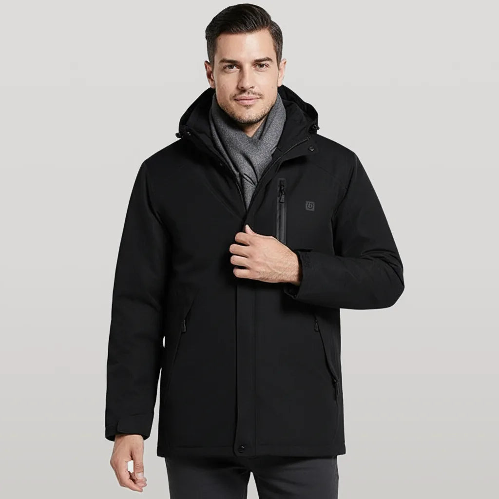 Homme portant la parka chauffante noire