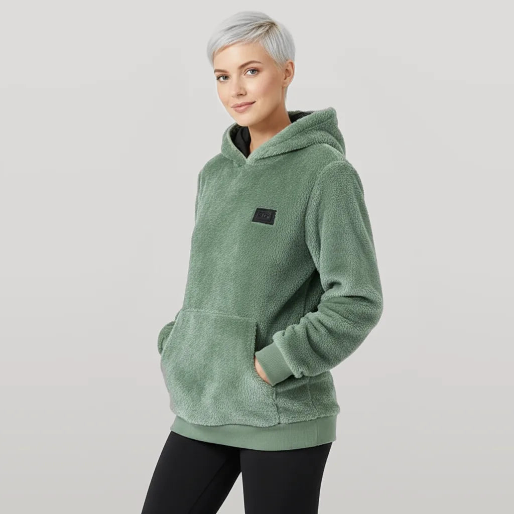 Femme portant le sweat à capuche chauffant vert
