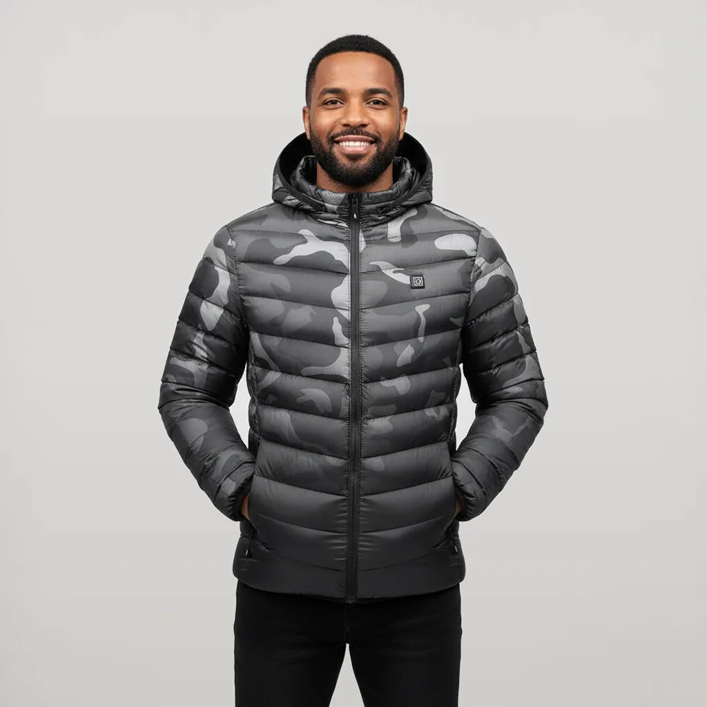 Homme portant la veste chauffante camouflage noir
