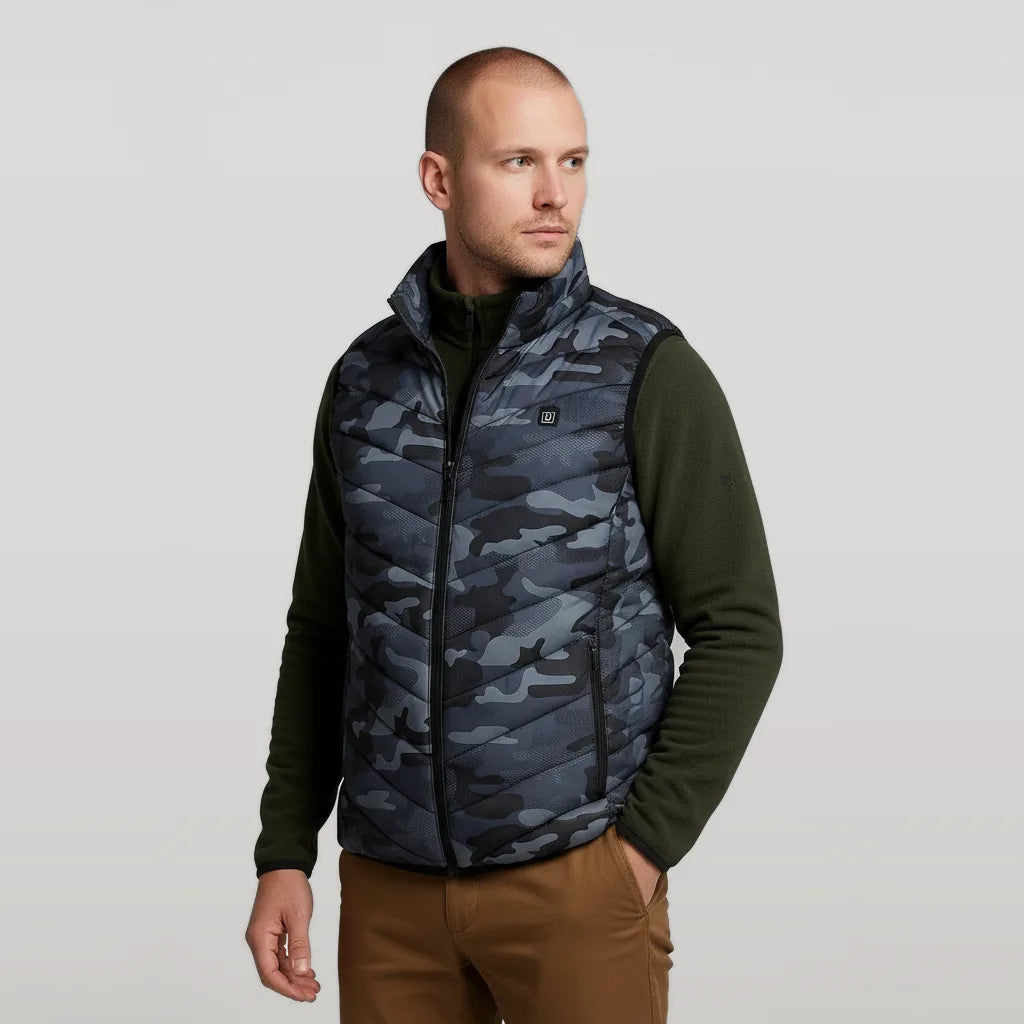 Chasseur portant le gilet chauffant camouflage sur une polaire