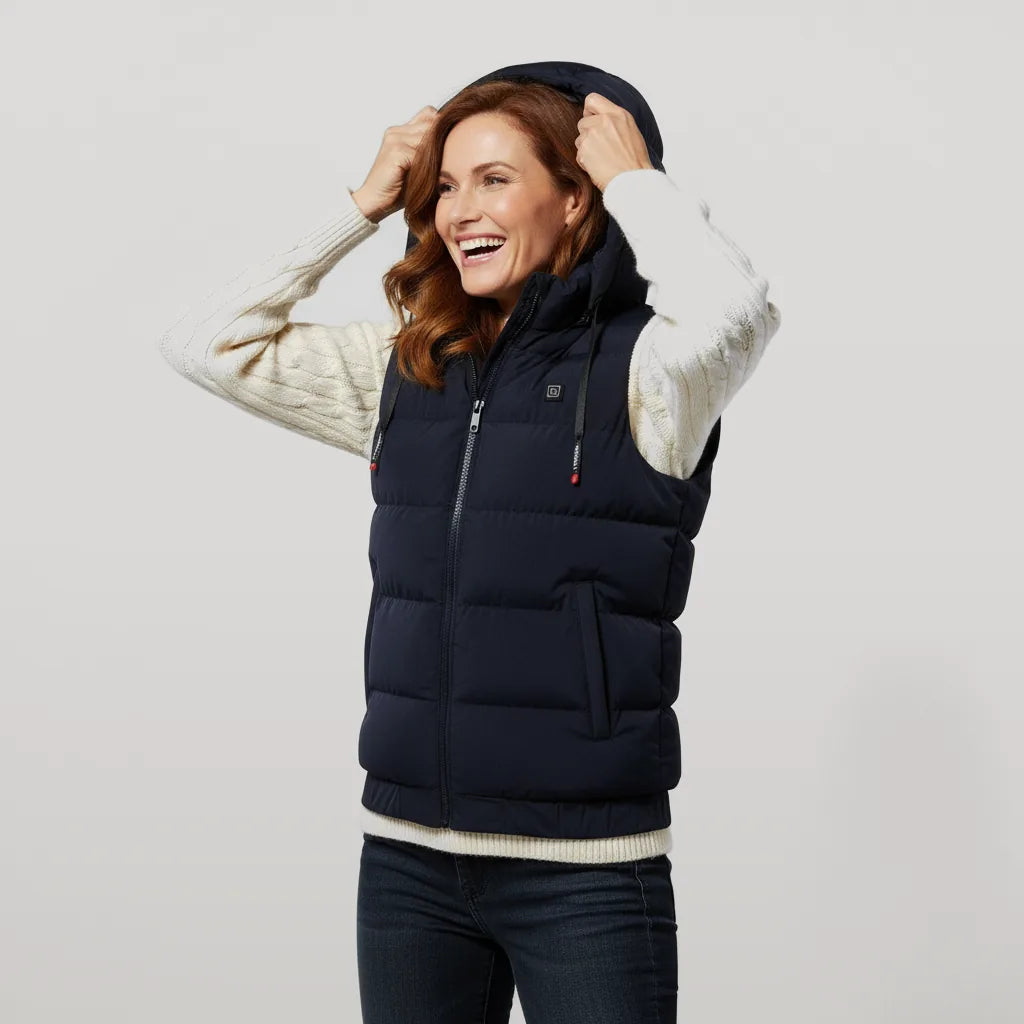 Femme relevant la capuche du gilet chauffant bleu marine