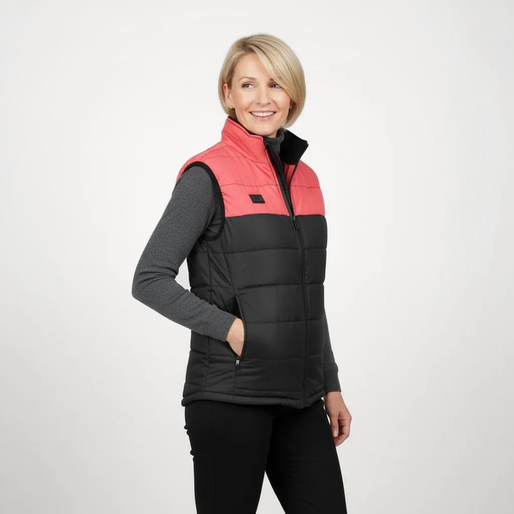 Femme portant le gilet chauffant rose et noir, main dans la poche