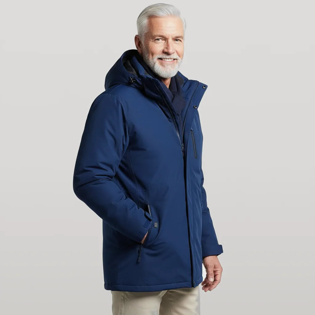 Homme portant la parka chauffante bleu foncé