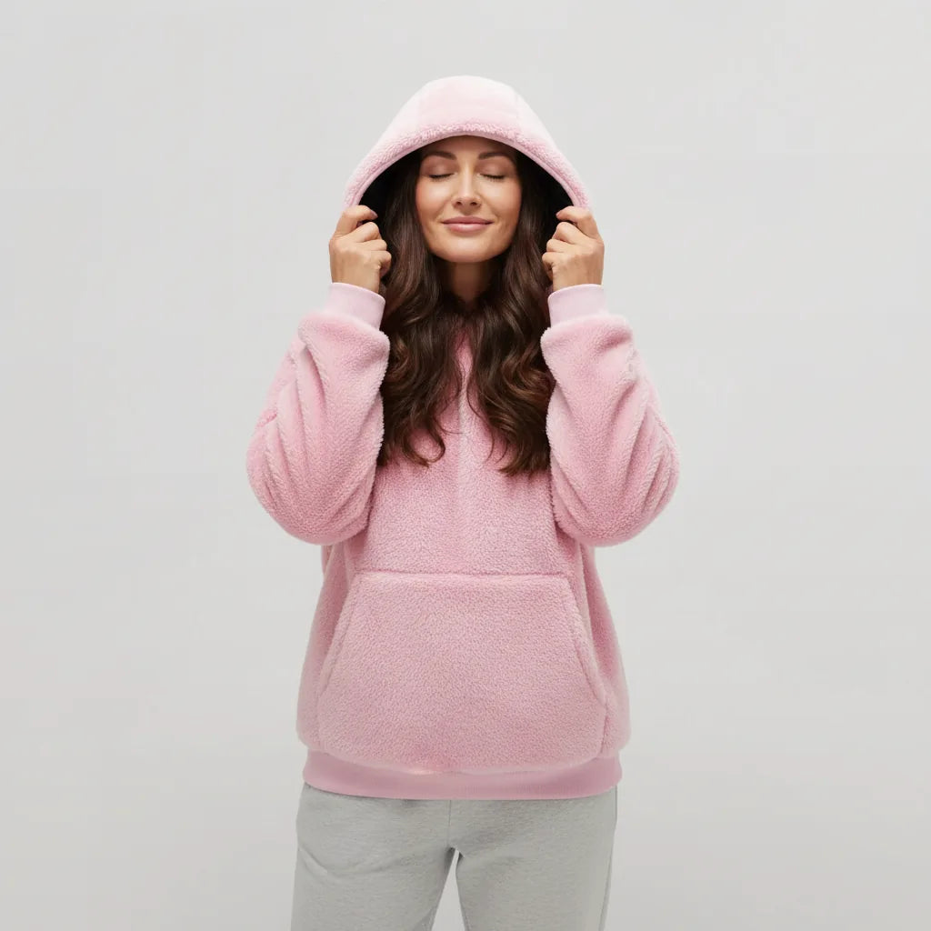 Femme portant le sweat à capuche chauffant rose, capuche relevée