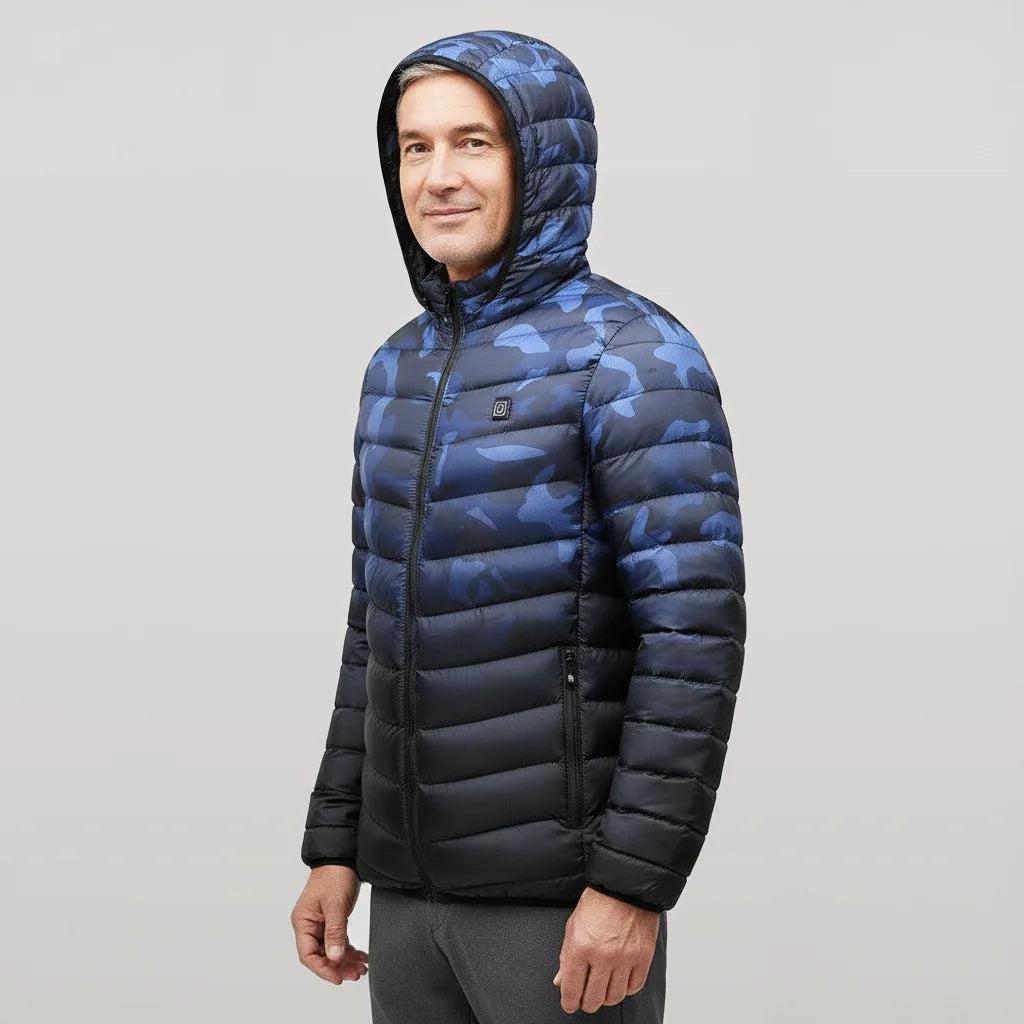 Homme portant la veste chauffante camouflage bleu, capuche relevée