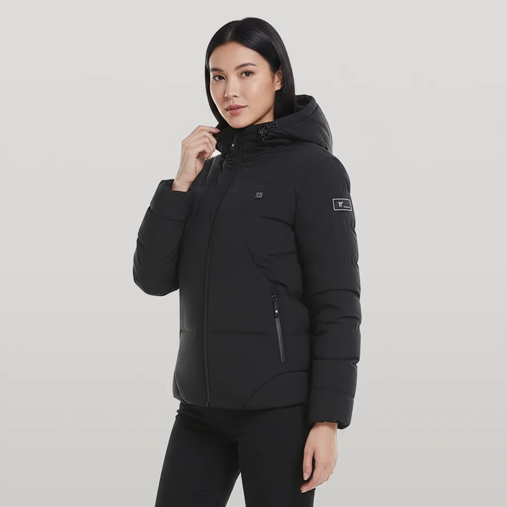 Femme portant la veste chauffante Chaudia noire