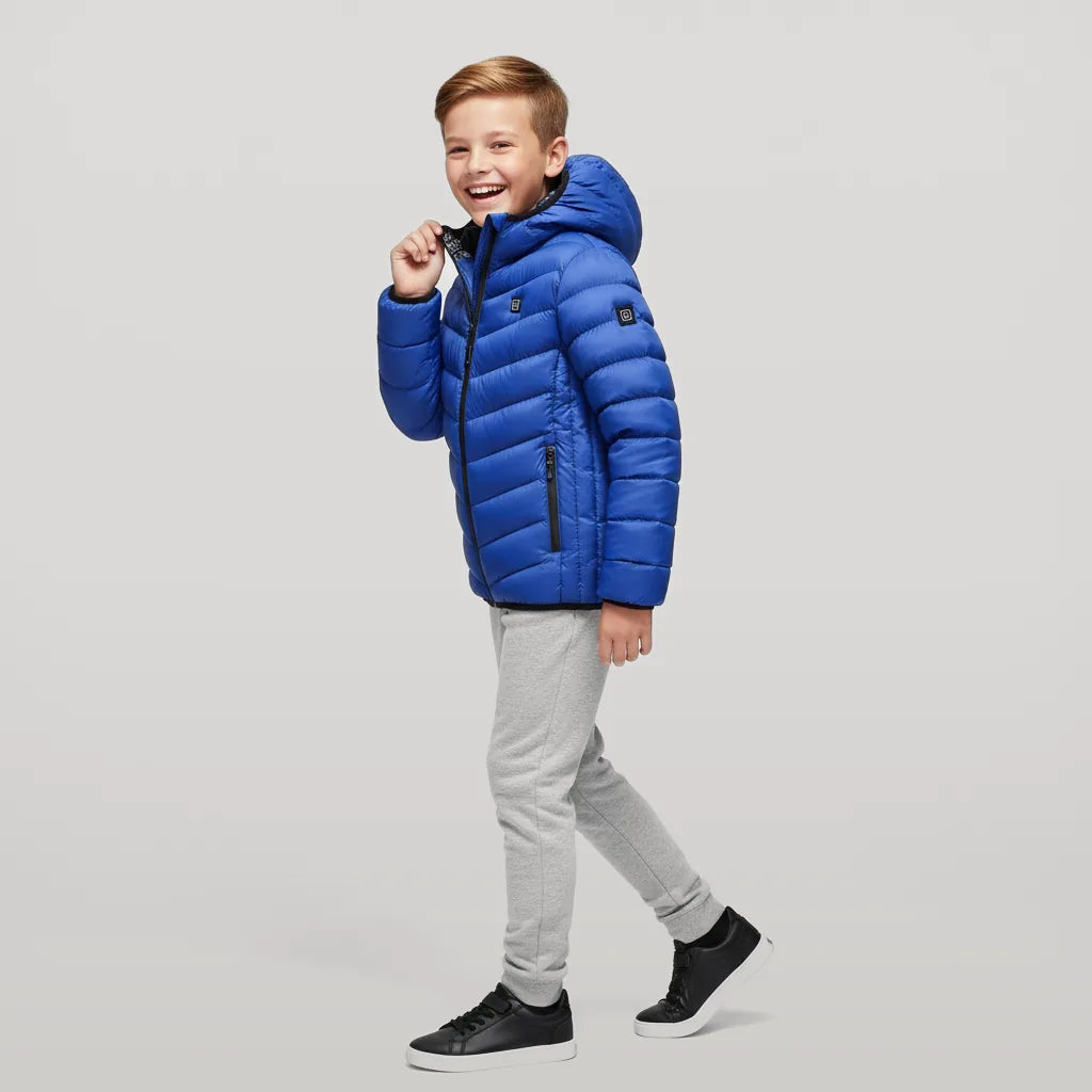Garçon portant la veste chauffante enfant bleue capuche relevée