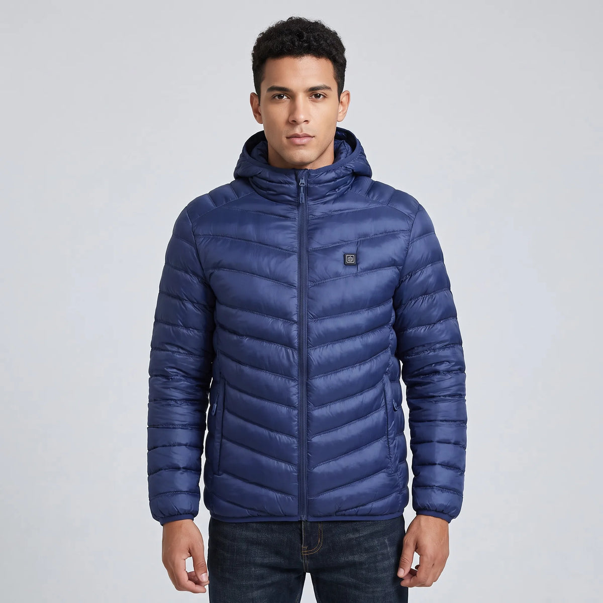 Veste chauffante bleu marine portée de face
