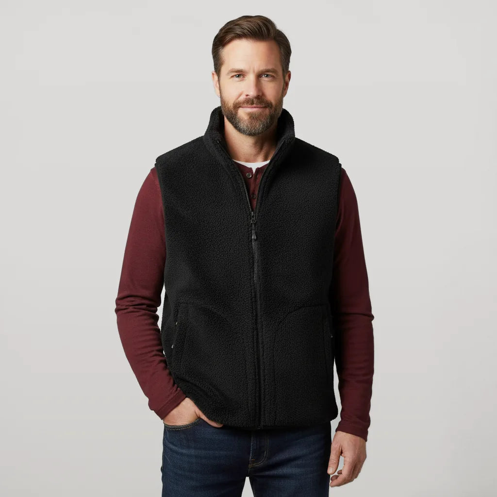 Homme portant le gilet chauffant peluche noir