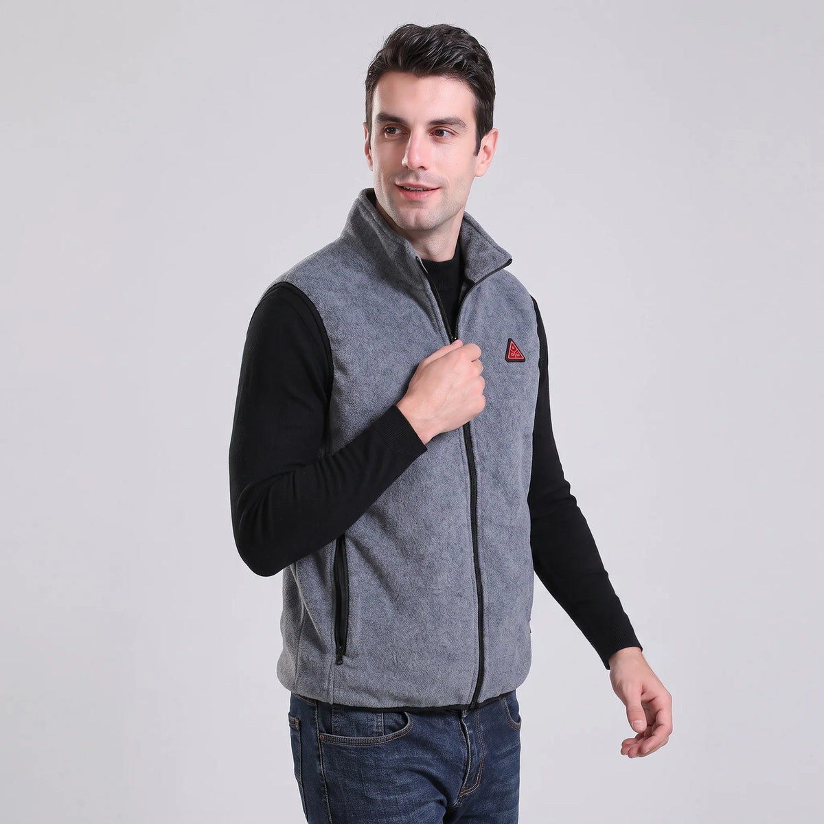Homme portant le gilet chauffant polaire gris