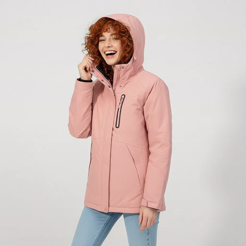 Femme portant le manteau chauffant rose pastel, capuche relevée