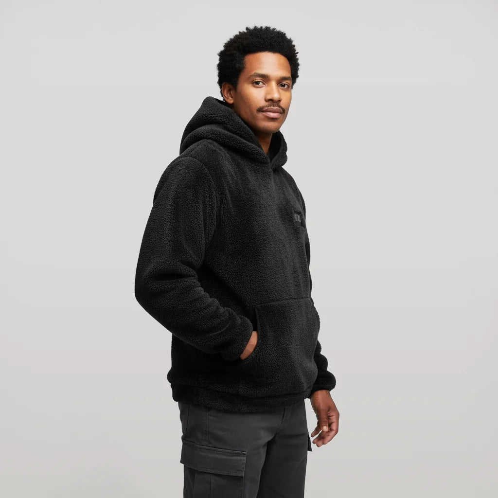 Homme portant le sweat à capuche chauffant noir
