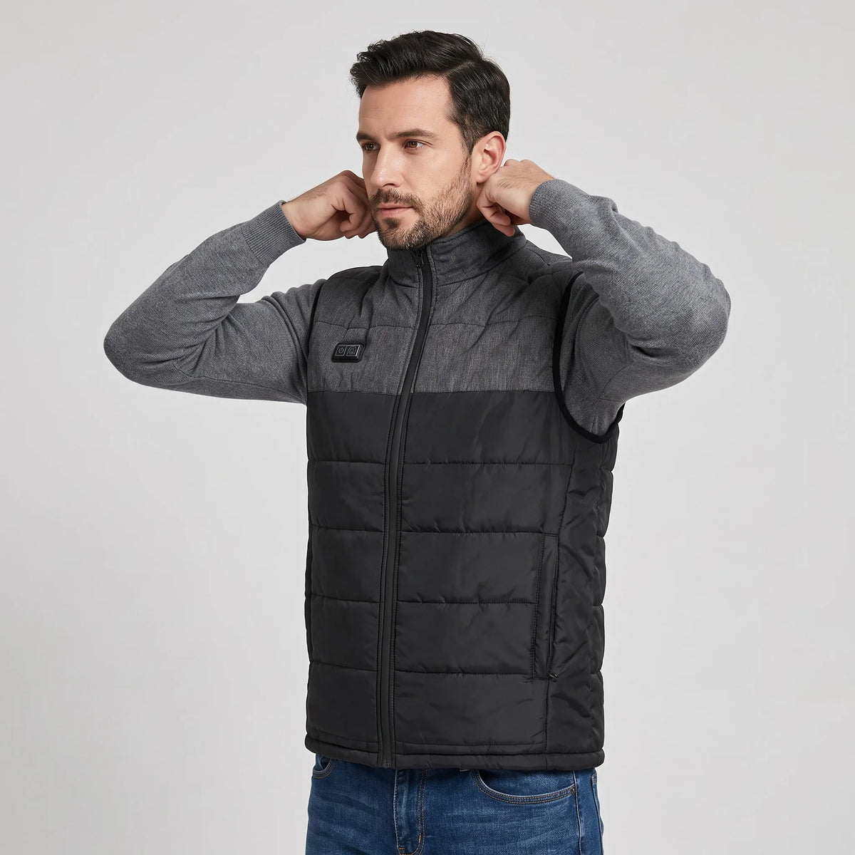 Homme bras levés portant la veste chauffante sans manche