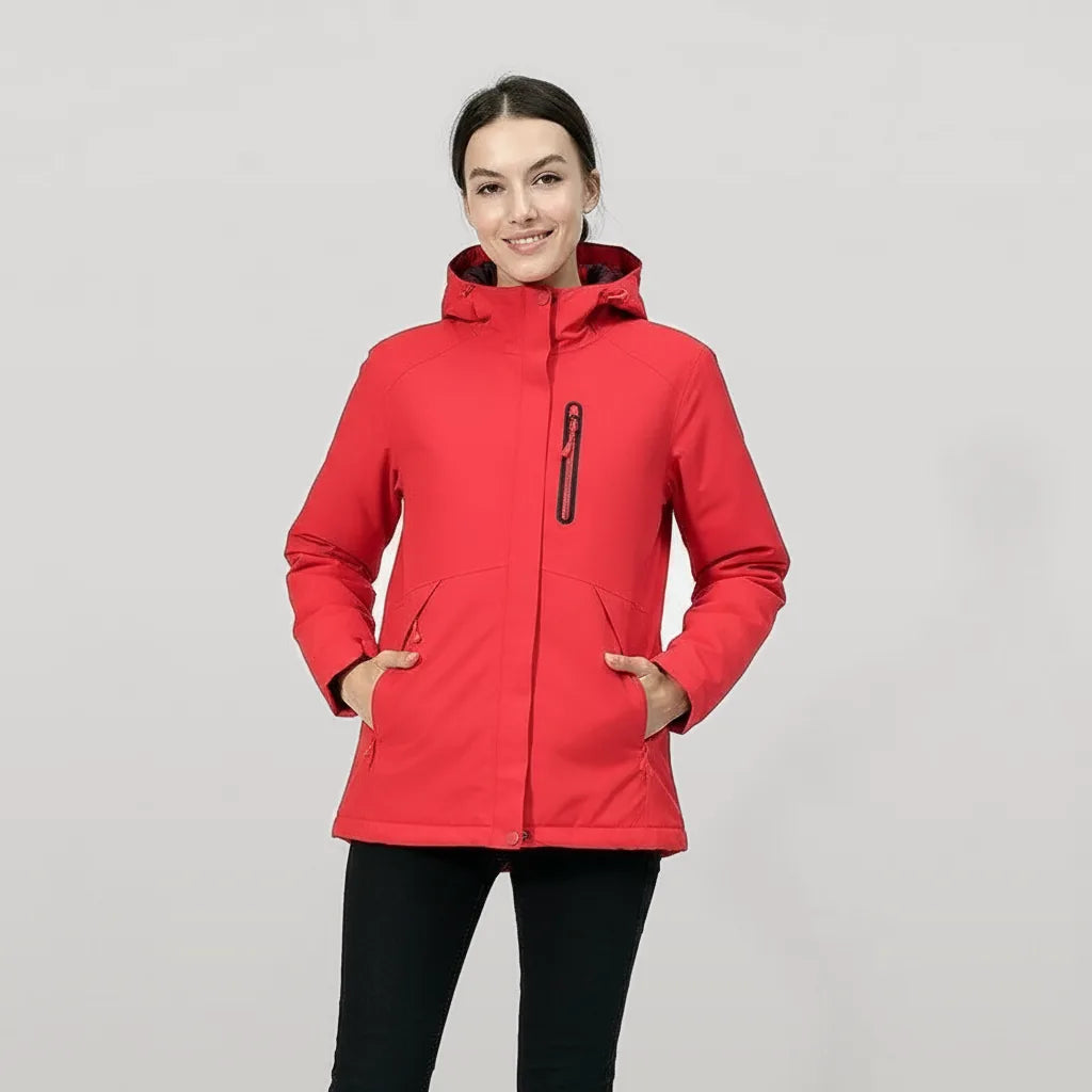 Femme portant le manteau chauffant rouge