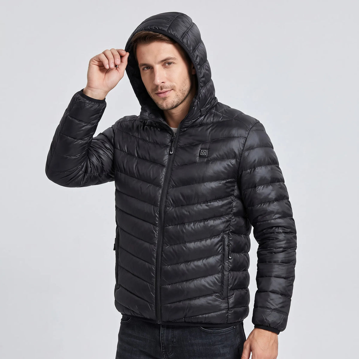 Homme remontant la capuche de la veste chauffante