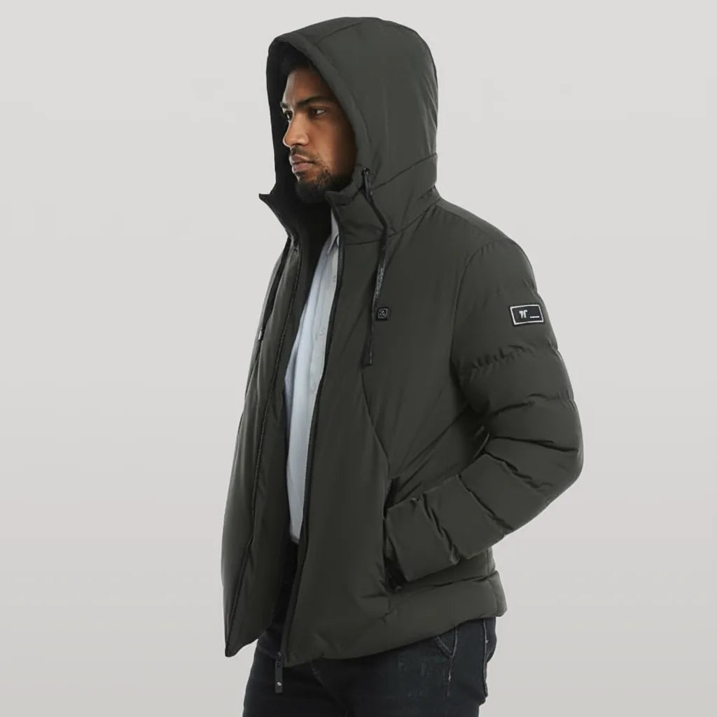 Homme portant la veste chauffante kaki capuche relevée